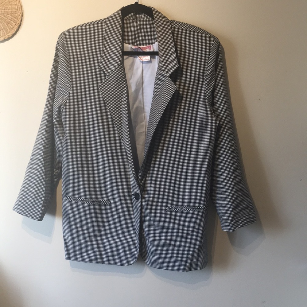 Black/white one buttoned vintage blazer.